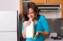 Британцам придется нюхать молоко, чтобы узнать срок годности