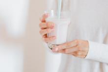 Производители массово сушат молоко – из-за излишков  